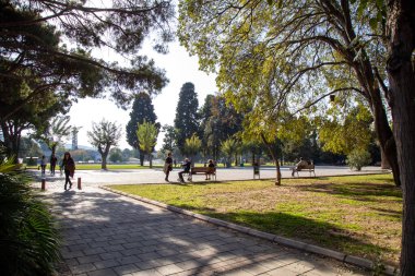 Konak, İzmir / Türkiye - 11 / 22 / 2019 - Kültür Parkı ve Sergi Merkezi. İzmir 'de Kulturpark olarak da bilinen Kltrpark (tercüme edilen kültür parkı) adlı kamu parkı. İzmir Kultur Parkı 'nda koşu pisti.