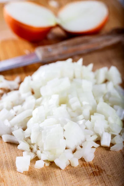 Gehackte Zwiebeln Auf Hölzernem Schneidebrett — Stockfoto