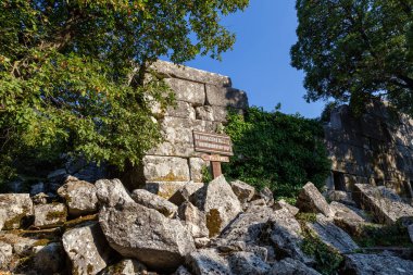 Antalya 'nın Taurus Dağları' ndaki Termessos veya Thermessos 'taki antik kalıntılar. Termessos.