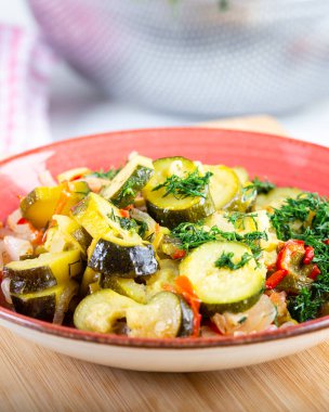 Tabakta kabak salatası var. Taze yaz salatası.