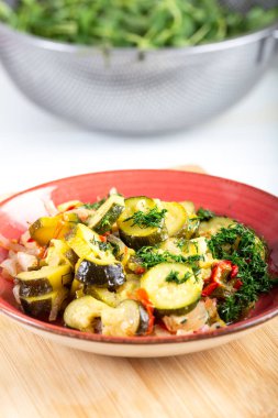 Tabakta kabak salatası var. Taze yaz salatası.