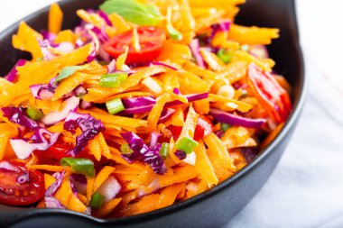 Kırmızı lahana ve yeşil soğanlı ve domatesli havuç salatası. Sonbahar ya da kış mevsimi için lahana salatası.