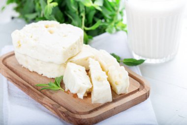 Keçi peyniri, süt ürünleri ahşap arka planda..