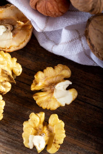 Ceviz çekirdekleri ve eski ahşap masadaki cevizler. Tahtada taze ceviz..