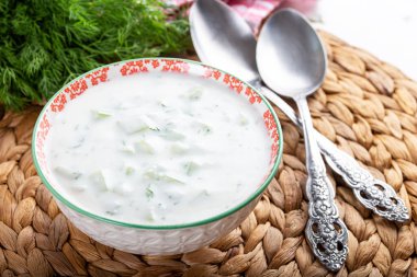 Tzatziki Sosu, Türk Kakik Yoğurdu ve seramik kasede salatalık dilimleri ve zeytinyağı..