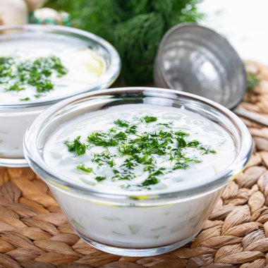 Tzatziki Sosu, Türk Kakik Yoğurdu Salatalık dilimleri ve cam kasede zeytinyağı.