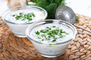 Tzatziki Sosu, Türk Kakik Yoğurdu Salatalık dilimleri ve cam kasede zeytinyağı.