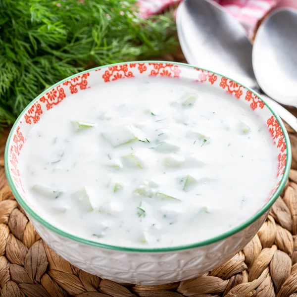 Salsa Tzatziki Yogur Turco Con Rodajas Pepino Aceite Oliva Tazón — Foto de Stock