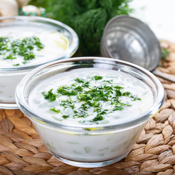 Tzatziki Sosu, Türk Kakik Yoğurdu Salatalık dilimleri ve cam kasede zeytinyağı.