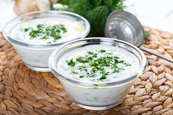 Tzatziki Sosu, Türk Kakik Yoğurdu Salatalık dilimleri ve cam kasede zeytinyağı.