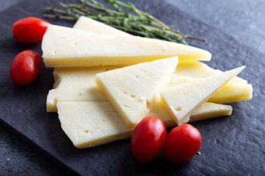 Trakya bölgesinden dilimlenmiş Tulum Peyniri / Türk Tulumu Peyniri.