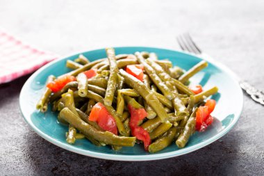 Domates ve sarımsaklı taze bezelye salatası..