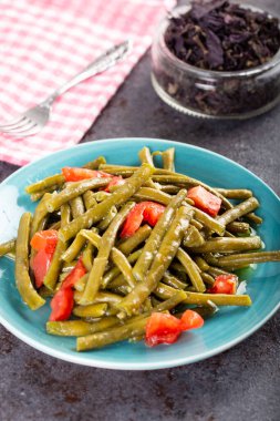 Domates ve sarımsaklı taze bezelye salatası..