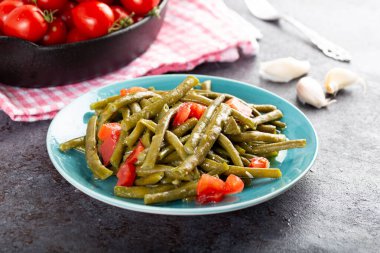 Domates ve sarımsaklı taze bezelye salatası..