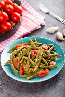 Domates ve sarımsaklı taze bezelye salatası. Sarımsaklı ve domatesli yeşil bezelye salatası..  