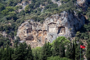 Türkiye 'nin Kaunos kentinde kayaların içine oyulmuş ünlü mezarlar. Türkiye 'nin Marmaris ilinin Dalyan ilçesi yakınlarındaki kayalara Lycian Royal dağ mezarları kazıldı