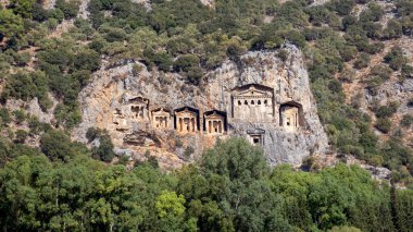Türkiye 'nin Kaunos kentinde kayaların içine oyulmuş ünlü mezarlar. Türkiye 'nin Marmaris ilinin Dalyan ilçesi yakınlarındaki kayalara Lycian Royal dağ mezarları kazıldı
