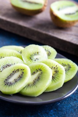 Kivi, beyaz siyah arka planda kaseyi dilimler.. 