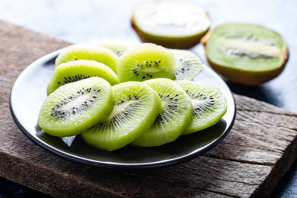 Kivi, beyaz siyah arka planda kaseyi dilimler.. 