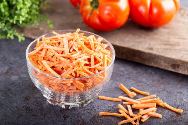 Domatesli sebzeli erişte. Cam kasede pişmemiş sebzeli erişte. 