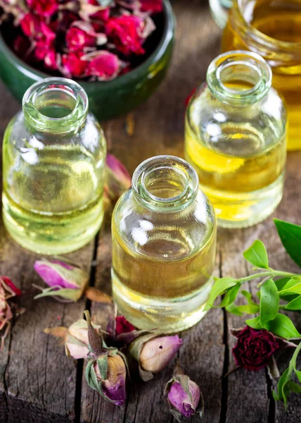 Szárított Gyógynövények Illóolajokkal Aromaterápiás Kezeléshez Rózsa Illóolaj Üvege Szárított Rózsaszirmokkal — Stock Fotó