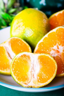 Seramik tabakta mandalina dilimleri.