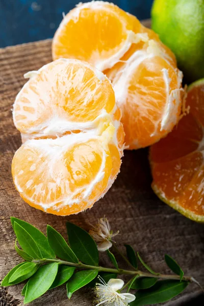 Rodajas Mandarina Sobre Tabla Madera — Foto de Stock