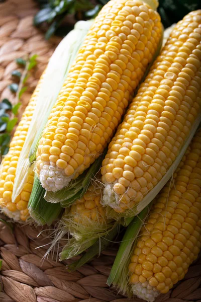 Composition Fresh Corn Cobs Table Cobs Ripe Raw Corn Fresh — Stock Photo, Image