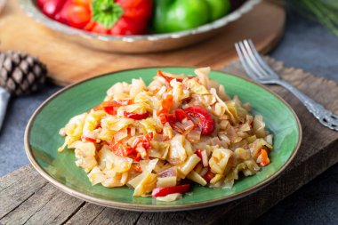 Sebzeli lahana yemeği. Geleneksel Türk mutfağından Türk Gıda (Zeytinyagli kapuska) .