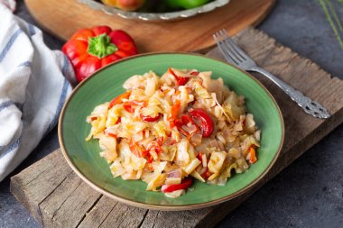 Sebzeli lahana yemeği. Geleneksel Türk mutfağından Türk Gıda (Zeytinyagli kapuska) .