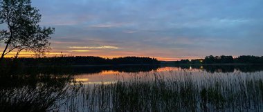 Gölde gün batımı