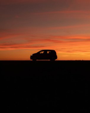 Gün batımında araba silueti 