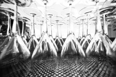 Siyah beyaz, ters çevrilmiş bardaklar kuru.