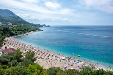 Karadağ Budva 'nın yüksek mevsiminde halk Kamenovo sahilinde.