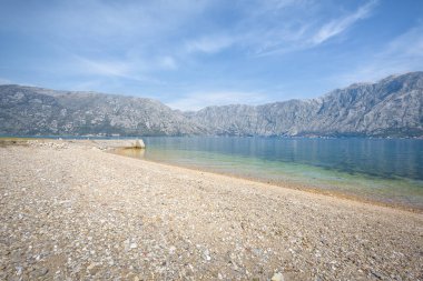 Karadağ 'ın Kotor Körfezi, dağlarla çevrili boş plaj
