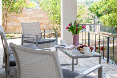 Yaz kahvaltısı terasta servis edilir. 