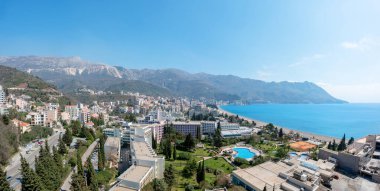 Şehrin panoramik manzarası, dağlar ve deniz Karadağ Bechichi.