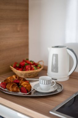 Kahvaltı terasta servis edilir.