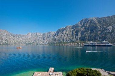 Körfezin, denizin, gemilerin ve dağların üst manzarası. Karadağ Kotor Körfezi