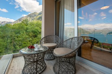 Dış mobilyalar, teras manzarası Karadağ ve Kotor