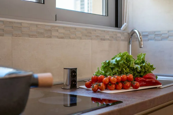 Frisches Gemüse auf dem Küchentisch — Stockfoto