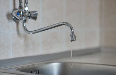 Mutfak musluğu kırık, yatay görünüm