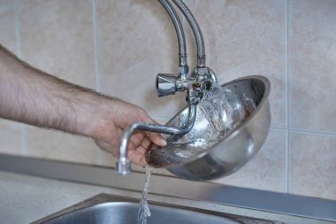 Mutfak krom musluğu kırık, yatay görünüm