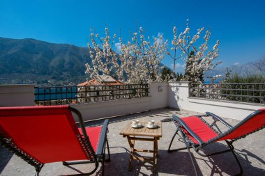 Terasta iki kırmızı sandalye