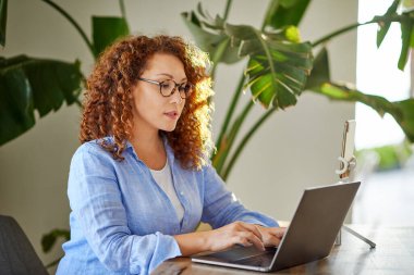 Laptop 'ta Kızıl Saçlı Kadın Çalışması 