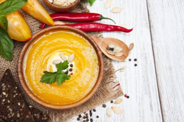 Kırsal ahşap arka planda bir kase balkabağı çorbası