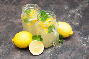 Taze limon ve nane bir taş zemin üzerine ev yapımı limonata