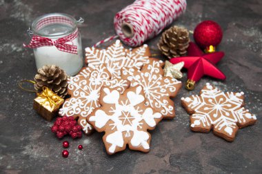 Noel kurabiyeleri ve taştan bir arka planda noel süsleri