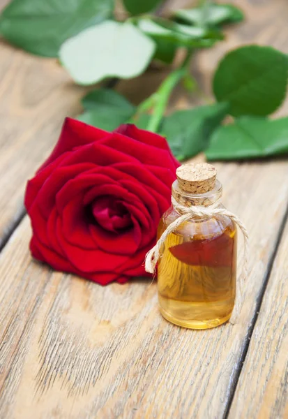 Bottiglie Essenza Aroma Olio Con Rose Petali Sfondo Legno Piccole — Foto Stock