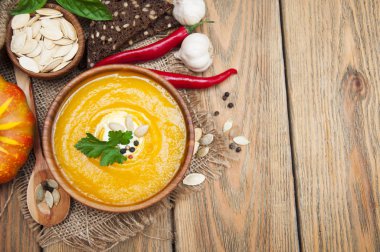 Kırsal ahşap arka planda bir kase balkabağı çorbası